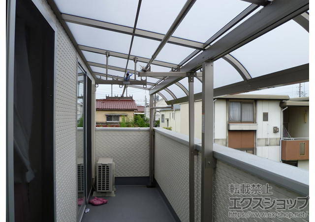 千葉県四街道市のLIXIL リクシル（トステム）のバルコニー・ベランダ屋根 ライザーテラスII R型 屋根タイプ 連棟 積雪〜20cm対応 施工例