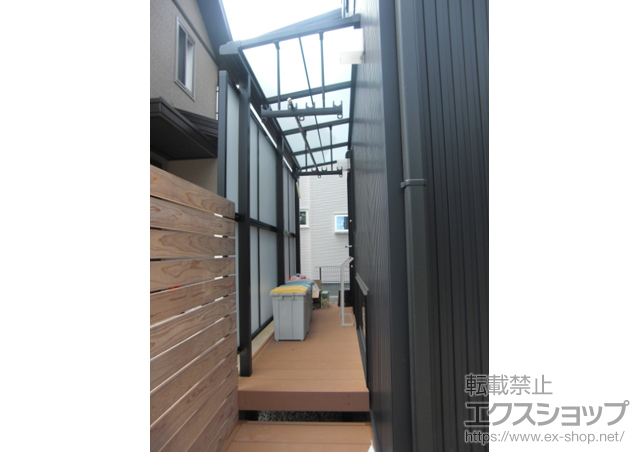 広島県広島市のLIXIL リクシル（トステム）のバルコニー・ベランダ屋根 ライザーテラスII F型 テラスタイプ 単体 積雪〜20cm対応+前面スクリーン 2段+吊下げ物干し 標準 2本入 施工例