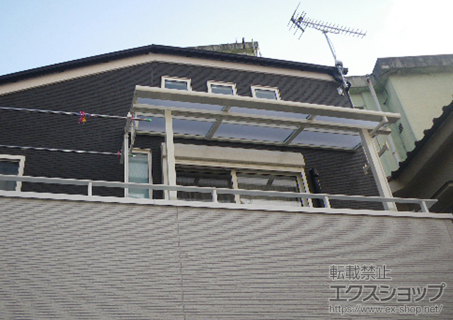 東京都板橋区のLIXIL リクシル（トステム）のバルコニー・ベランダ屋根 ライザーテラスII F型 屋根タイプ 単体 積雪〜20cm対応＋吊り下げ物干し ショート 2本入り＋壁付け物干し 標準 2本入 施工例