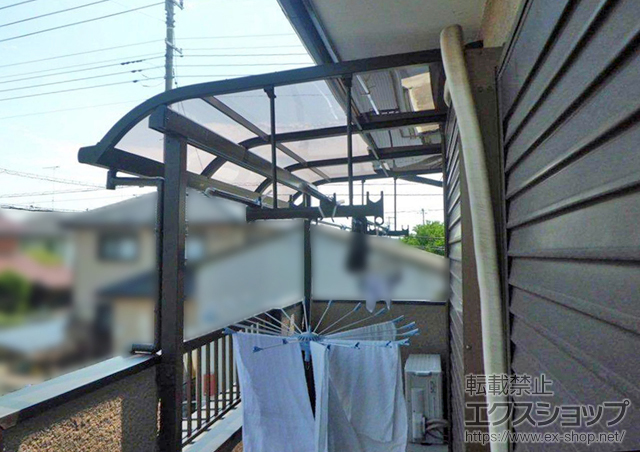 埼玉県行田市のLIXIL リクシル（トステム）のバルコニー・ベランダ屋根 ライザーテラスII R型 屋根タイプ 単体 積雪〜20cm対応＋吊り下げ物干し 標準 2本入 施工例