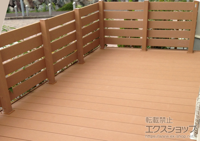 兵庫県川辺郡猪名川町ののウッドデッキ リウッドデッキ 200+リウッドデッキフェンス3型 横スリット 施工例