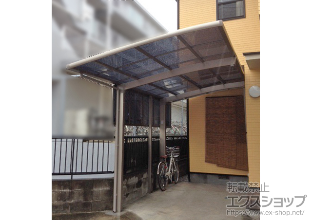 埼玉県入間市のLIXIL リクシル（トステム）のカーポート カーブポートシグマIII 積雪〜20cm対応＋着脱式サポート（1本入り）＋サイドパネル 施工例