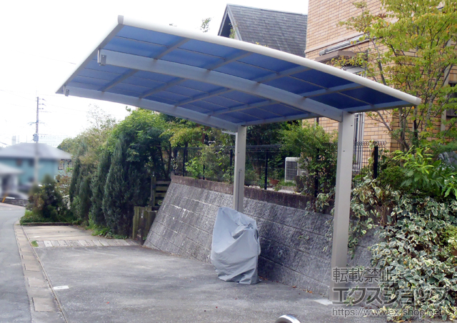 福岡県小郡市ののカーポート レイナポートグラン 積雪〜20cm対応＋着脱式サポート 標準・ハイルーフ兼用 2本入り＋屋根ふき材補強部品（1セット） 施工例