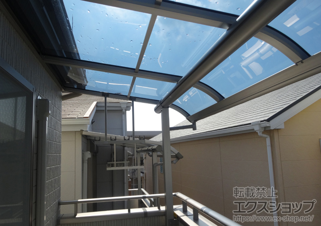 大阪府吹田市ののバルコニー・ベランダ屋根 プレシオステラス R型 屋根タイプ 単体 積雪〜20cm対応＋吊り下げ式物干し 標準 2本入り×1 施工例