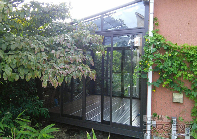 東京都町田市のLIXIL リクシル（トステム）のテラス囲い・サンルーム ほせるんですII F型 1500 床納まり 積雪〜50cm対応＋吊り下げ物干し　標準　2本入・内部日除け 施工例