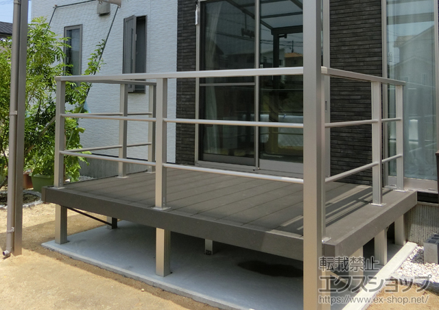 岡山県井原市ののウッドデッキ リウッドデッキ 200＋リウッドステップ5型 Sタイプ2段＋シンプルモダンデッキフェンス2型 横格子2本 施工例