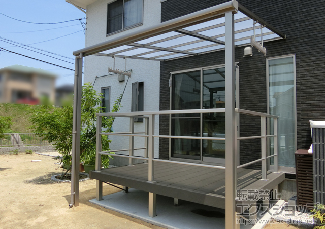 岡山県井原市のLIXIL リクシル（トステム）のテラス屋根 ライザーテラスII F型 テラスタイプ 単体 積雪〜20cm対応＋吊り下げ式物干し 標準 2本入 施工例