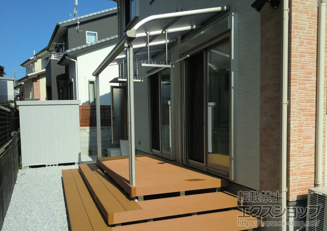 福岡県宗像市ののウッドデッキ、テラス屋根、カーポート ヴェクターテラス R型 テラスタイプ 単体 積雪～20cm対応＋吊り下げ式物干し 標準 2本入り×1 施工例