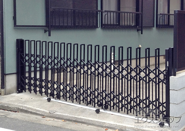 東京都豊島区ののカーゲート トリップゲート ペットガード型 後付けガイドレール 片開き 施工例