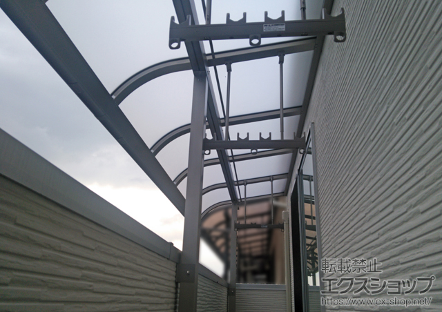 大阪府大阪市のLIXIL リクシル（トステム）のバルコニー・ベランダ屋根 パワーアルファ RB型 屋根タイプ 連棟 積雪〜30cm対応+吊り下げ式物干し 標準2本入り 施工例