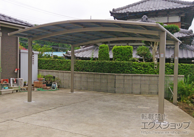 千葉県勝浦市のLIXIL リクシル（トステム）のカーポート カーブポートシグマIII ワイド 積雪〜20cm対応+カーブポートシグマ?用収納式物干し　標準タイプ（2本入り）+カーブポートシグマ?用屋根材ホルダー　50タイプ用 施工例