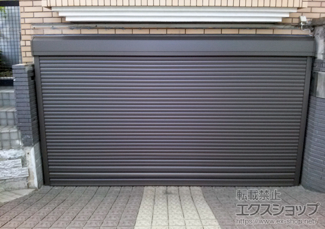 東京都西東京市のLIXIL リクシル（トステム）のガレージシャッター ガレージシャッタークワトロ 電動式 外部付タイプ 施工例