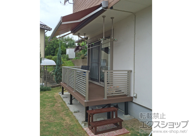 熊本県熊本市ののウッドデッキ リウッドデッキ 200＋シンプルモダンデッキフェンス7型＜半目隠し横格子タイプ＞ 間仕切柱仕様 施工例