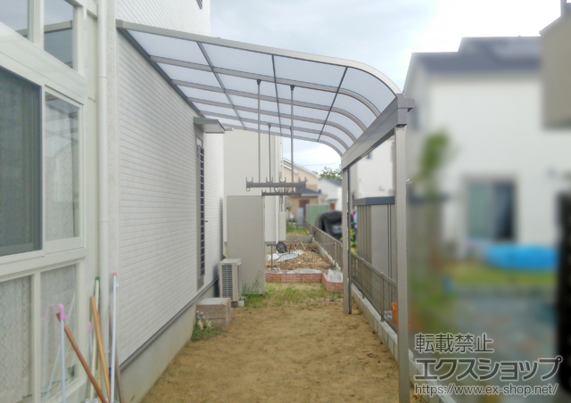 奈良県奈良市のLIXIL リクシル（トステム）のテラス屋根 ライザーテラスII R型 テラスタイプ 単体 積雪〜20cm対応＋吊り下げ物干し 標準 2本入 施工例