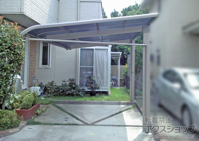 東京都立川市のLIXIL リクシル（トステム）のカーポート レガーナポートシグマIII 雨樋有り 積雪〜20cm対応+着脱式サポート（1本入り）+ 屋根材ホルダー+母屋補強材 施工例