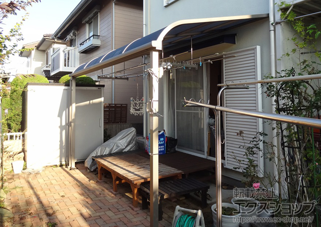 埼玉県川越市のLIXIL リクシル（トステム）のテラス屋根 ライザーテラスII R型 テラスタイプ 単体 積雪〜20cm対応＋吊り下げ物干し　ワイド　2本入 施工例