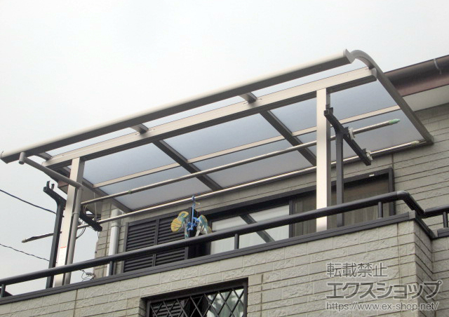 神奈川県茅ヶ崎市のLIXIL リクシル（トステム）のバルコニー・ベランダ屋根 ライザーテラスII R型 屋根タイプ 単体 積雪〜20cm対応 施工例