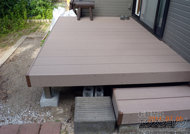 秋田県秋田市のLIXIL リクシル（トステム）のウッドデッキ レストステージ 幕板納まり＋独立ステップ 施工例