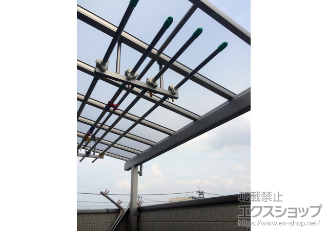 埼玉県川口市ののバルコニー・ベランダ屋根 ヴェクターテラス F型 1500 屋根タイプ 単体 積雪〜50cm対応＋吊り下げ物干し 施工例
