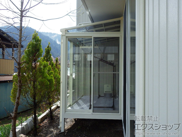 長野県木曽郡上松町のLIXIL リクシル（トステム）のテラス囲い・サンルーム ほせるんですII F型 1500 床納まり 積雪〜50cm対応 ※片袖仕様＋吊り下げ物干し 標準 2本入/物干し取付桟 施工例