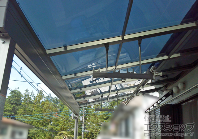 神奈川県海老名市のLIXIL リクシル（トステム）のバルコニー・ベランダ屋根 パワーアルファ F型 1500 屋根タイプ 単体 積雪〜50cm対応+吊り下げ式物干し　ショート・標準　2本入り 施工例