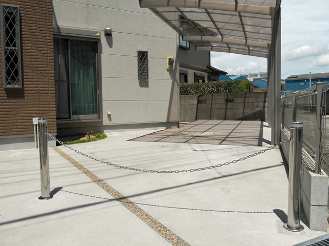 兵庫県伊丹市ののカーゲート スペースガード(車止め)S76型クサリ内蔵型 施工例