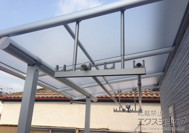 兵庫県西宮市ののバルコニー・ベランダ屋根 ヴェクターテラス F型 屋根タイプ 単体 積雪〜20cm対応＋物干しセット 吊り下げ式 標準2本入り 施工例