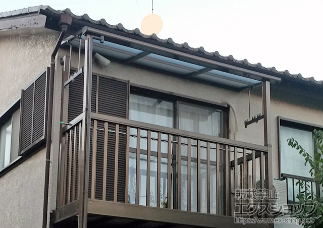 東京都世田谷区のLIXIL リクシル（トステム）のバルコニー・ベランダ屋根 ライザーテラスII F型 屋根タイプ 単体　アクトステージA型 柱建て式用 積雪〜20cm対応+吊り下げ物干し 標準2本入り 施工例