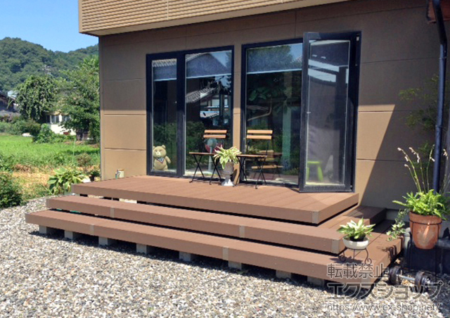 滋賀県長浜市ののウッドデッキ リウッドデッキ 200+段床（片側面・正面） 2段+追加部材 施工例