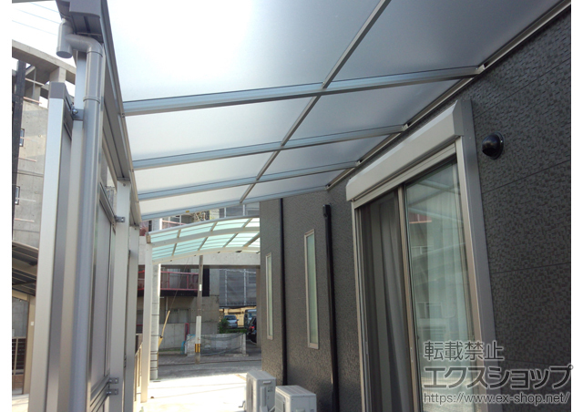 福岡県北九州市ののテラス屋根 ヴェクターテラス F型 テラスタイプ 単体 積雪〜20cm対応＋前面パネル 柱標準タイプ(テラス屋根用)＋吊り下げ式物干し 施工例