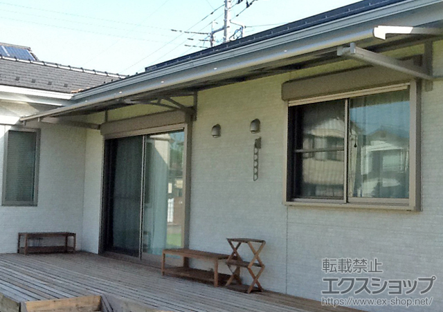 茨城県稲敷郡阿見町のLIXIL リクシル（トステム）のバルコニー・ベランダ屋根 ライザーテラスII F型 ルーフタイプ 連棟 積雪〜20cm対応 ※片袖納まり 施工例