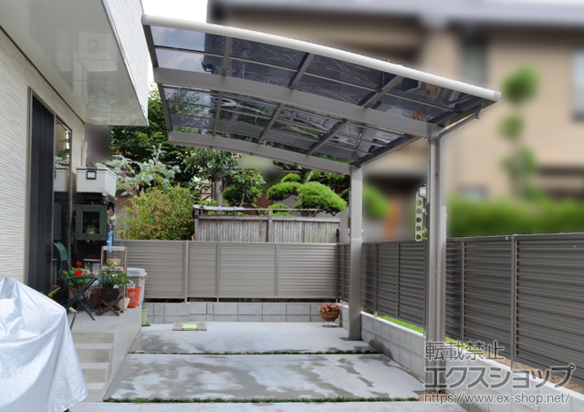 大阪府茨木市のLIXIL リクシル（トステム）のカーポート カーブポートシグマIII 積雪〜20cm対応+標準タイプ 収納式物干し　(2本入り) 施工例