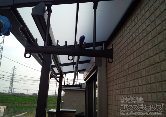 埼玉県越谷市のLIXIL リクシル（トステム）のバルコニー・ベランダ屋根 ライザーテラスII F型 屋根タイプ 単体 積雪〜20cm対応＋吊り下げ物干し 施工例