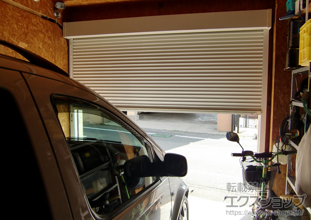 東京都福生市のLIXIL リクシル（トステム）のガレージシャッター ガレージシャッタークワトロ 電動式 内部付タイプ 施工例