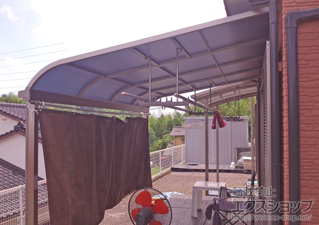 鹿児島県鹿児島市のLIXIL リクシル（トステム）のテラス屋根 ライザーテラスII R型 テラスタイプ 単体 積雪〜20cm対応+ライザーテラスII 用 吊下げ物干し 標準 2本入+ライザーテラスII 用 吊下げ物干し取付桟 2本入 施工例