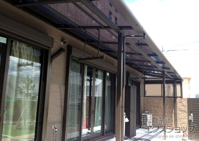 京都府京都市のLIXIL リクシル（トステム）のテラス屋根 ライザーテラスII F型 テラスタイプ 三連棟 積雪〜20?対応+吊り下げ式物干し 標準 2本入+側面スクリーン+側面ランマパネル 施工例