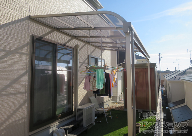 宮城県宮城郡利府町のLIXIL リクシル（トステム）のテラス屋根 ライザーテラスII R型 テラスタイプ 単体 積雪〜20cm対応＋吊り下げ物干し 標準 2本入/物干し取付桟 施工例