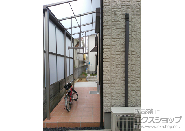 兵庫県揖保郡太子町のLIXIL リクシル（トステム）のテラス屋根 ライザーテラスII F型 テラスタイプ 単体 積雪〜20cm対応＋吊り下げ式物干し　ロング(標準)　2本入り＋吊り下げ式物干し　ロング(標準)　2本入り＋前面スクリーン　2段仕様＋前面スクリーンふさぎ材　標準用 施工例