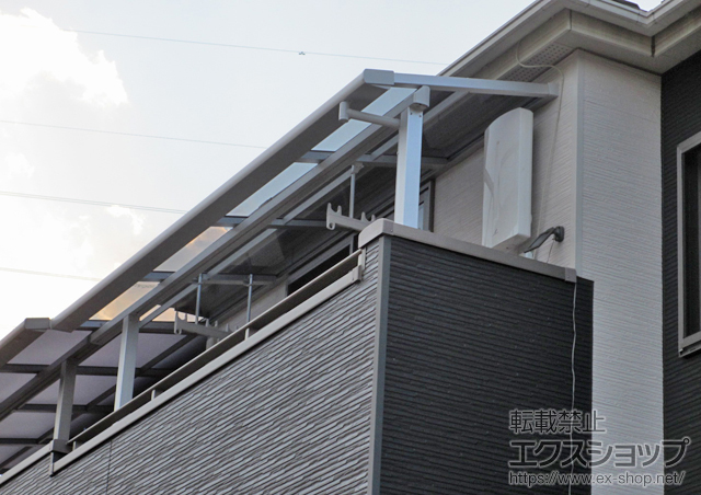 埼玉県川越市のLIXIL リクシル（トステム）のバルコニー・ベランダ屋根 ライザーテラスII F型 屋根タイプ 単体 積雪〜20cm対応＋吊り下げ物干し 施工例