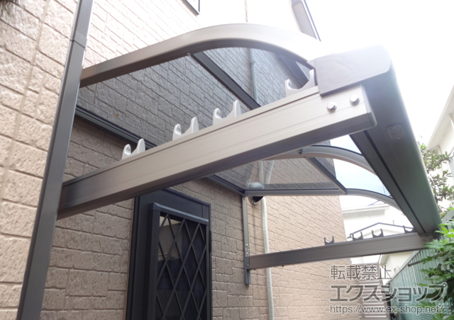 東京都世田谷区のLIXIL リクシル（トステム）のテラス屋根 ライザーテラスII R型 ルーフタイプ 単体 積雪〜20cm対応+吊り下げ物干し 標準2本入り 施工例
