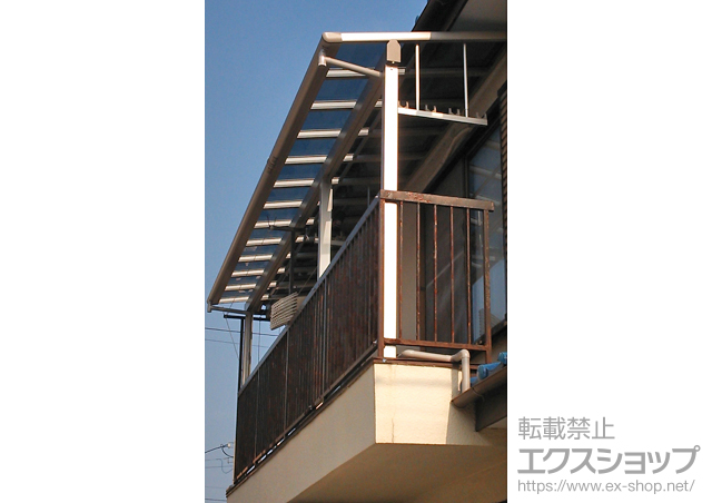 東京都福生市ののバルコニー・ベランダ屋根 ヴェクターテラス F型 1500 屋根タイプ 連棟 積雪〜50cm対応＋物干しセット　吊り下げ式　標準（2本入り） 施工例