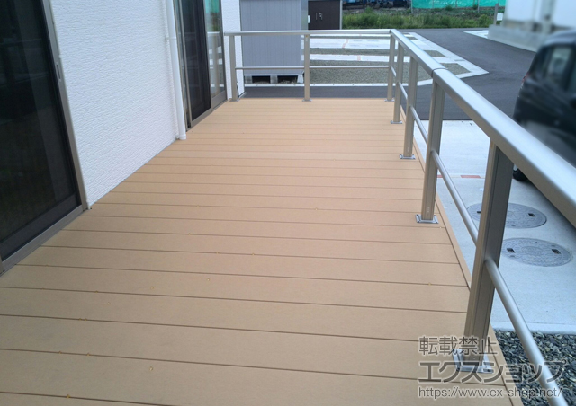 宮城県石巻市ののウッドデッキ リウッドデッキ 200+ リウッドステップ5型 新Sタイプ(2段)+シンプルモダンデッキフェンス8型＜横格子1本タイプ＞+ステップ補助用フェンス(笠木のみタイプ)+シンプルモダンポーチフェンス＜自立タイプ＞ 施工例