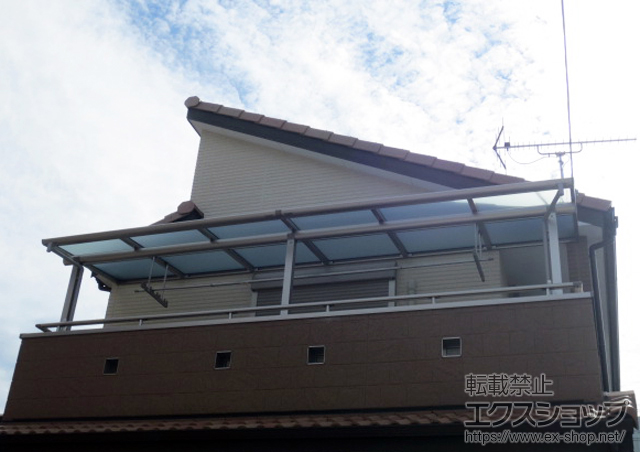 大阪府高槻市ののバルコニー・ベランダ屋根 ヴェクターテラス F型 屋根タイプ 連棟 積雪〜20cm対応+物干しセット 吊り下げ式 標準　2本入り 施工例