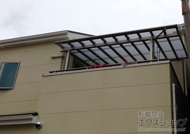 大阪府茨木市のLIXIL リクシル（トステム）のバルコニー・ベランダ屋根 パワーアルファ F型 屋根タイプ 単体 積雪〜30cm対応+吊下げ物干し 標準 2本入×1 施工例
