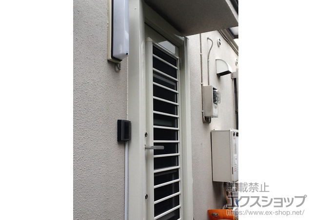東京都新宿区のLIXIL リクシル（トステム）の玄関ドア リシェント 勝手口ドア B型(網付格子) PG仕様 片開き 施工例