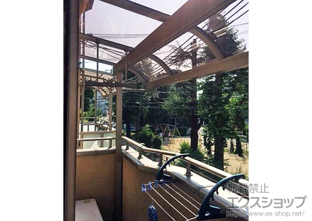 大阪府大阪市のLIXIL リクシル（トステム）のバルコニー・ベランダ屋根 ライザーテラスII R型 屋根タイプ 単体 積雪～20cm対応+ライザーテラスII 用 吊り下げ式物干し 標準 2本入 施工例