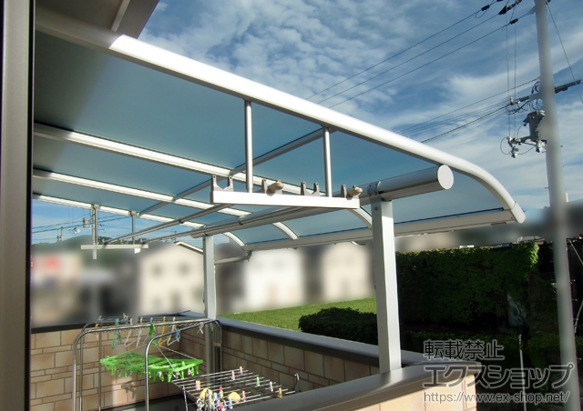 兵庫県三田市ののバルコニー・ベランダ屋根 ヴェクターテラス R型 屋根タイプ 単体 積雪〜20cm対応+吊り下げ物干し 標準 2本入り 施工例