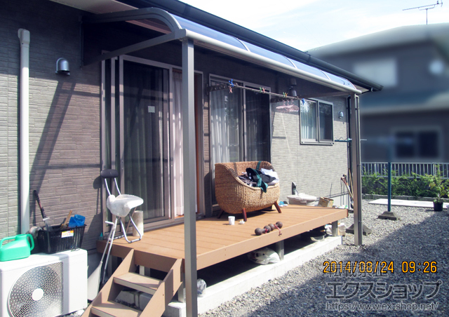 栃木県さくら市のLIXIL リクシル（トステム）のテラス屋根 ライザーテラスII R型 テラスタイプ 単体 積雪〜20cm対応+側面ランマパネル R型用（両側面一対） 施工例