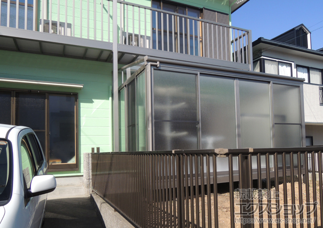 高知県高知市のLIXIL リクシル（トステム）のバルコニー ビューステージHスタイル 縦太格子 連棟 柱建て式 施工例