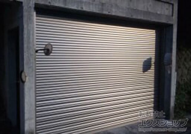 静岡県熱海市のLIXIL リクシル（トステム）のガレージシャッター ガレージシャッタークワトロ 電動式 内部付タイプ＋カード型追加リモコン 施工例